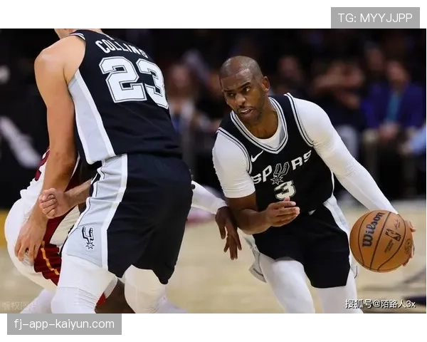 特写:克里斯-保罗生涯助攻数升至历史第三,赛后获赠纪念篮球 特写:克里斯-保罗生涯助攻数升至历史第三,赛后获赠纪念篮球